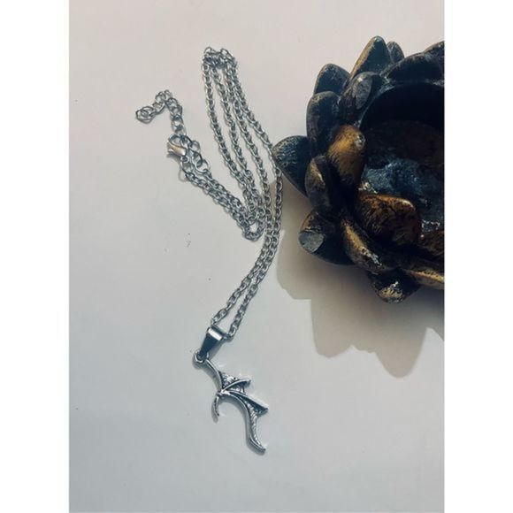 CUTE SILVER GOTH BAT WING NECKLACE - Picture 3 of 5